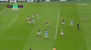 球迷现场尖叫不断（球迷现场尖叫声此起彼伏）