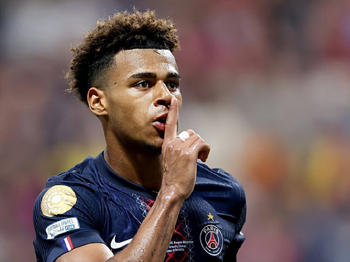 76人险胜雄鹿，马克西爆发，76人升至东部第六，雄鹿三连败。（76人险胜雄鹿，马克西发威助队升至东部第六，雄鹿吞三连败）