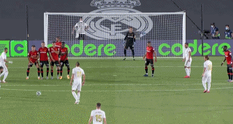 曼联在关键比赛中表现不佳，换人失误导致防守漏洞，边路优势被对手逆转，整体表现令球迷不满。（关键战曼联失色：换人失策致防线出漏洞，边路遭反制，整体表现引发球迷不满）