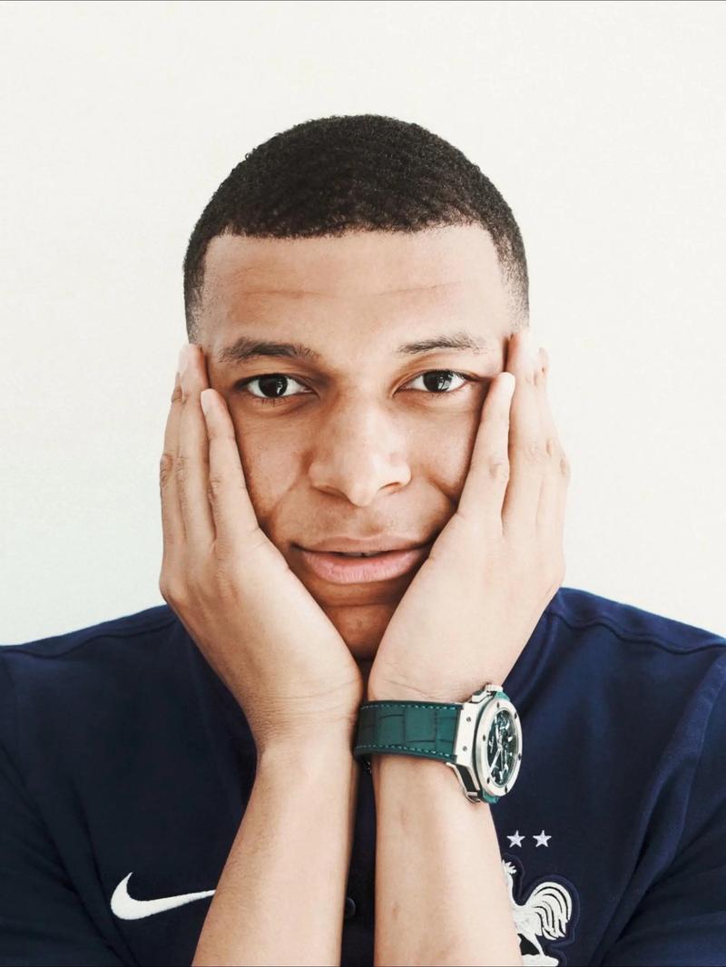 中超：上海海港主场4-1大胜深圳（中超联赛：上海海港主场4比1击败深圳队）