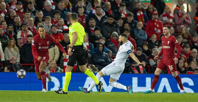 斯通斯伤情未明，曼城欧冠遭遇防线轮换危机（斯通斯伤势成疑，曼城欧冠防线轮换告急）