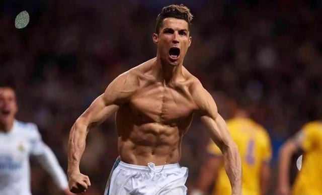 连丢2局！梁靖崑直摇头，孙颖莎耐心给他复盘，王艺迪一旁看热闹（连丢两局，梁靖崑连连摇头；孙颖莎耐心复盘相助，王艺迪在旁观望）