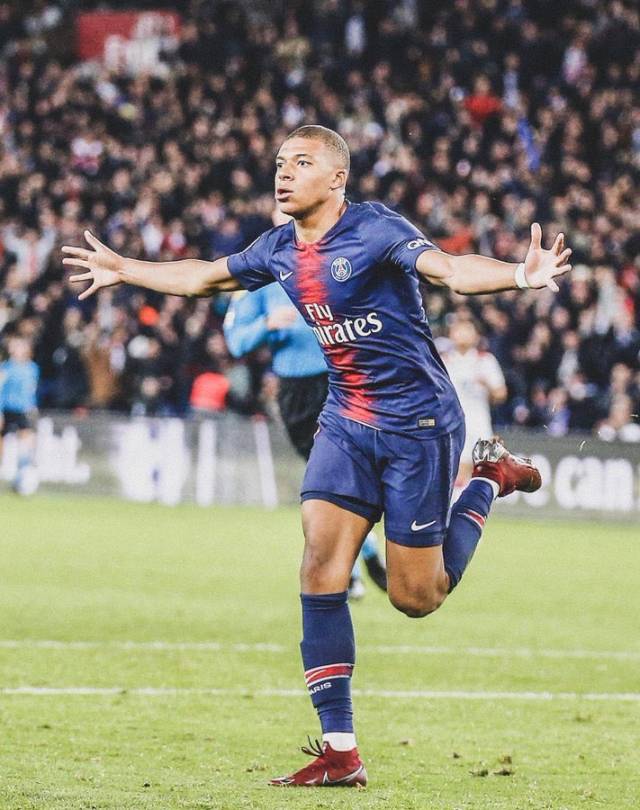 克拉克斯顿赛季第2次三双，本赛季唯二多次拿下三双的中锋（克拉克斯顿本季再拿三双，成为赛季仅两位多次三双的中锋之一）