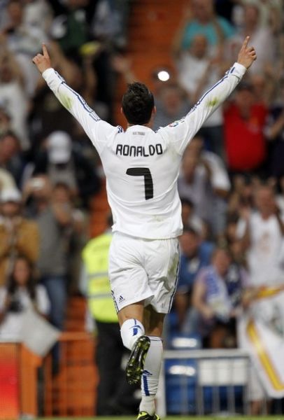 心系老东家，维尼修斯晒穿达尼洛弗拉门戈13号球衣打游戏（维尼修斯致敬旧主：穿达尼洛弗拉门戈13号球衣打游戏）