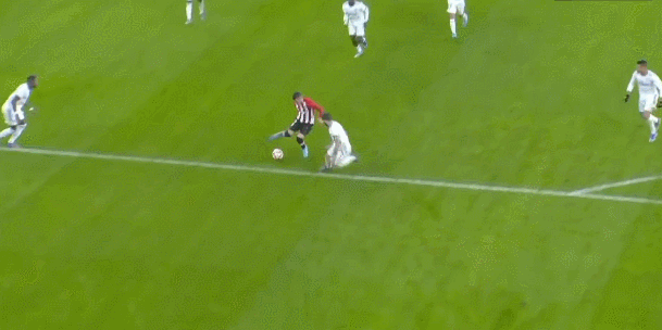 又伤了！巴萨官方：奥尔莫左肩脱臼，预计伤缺一个月（巴萨官宣奥尔莫左肩脱臼，预计缺阵一个月）